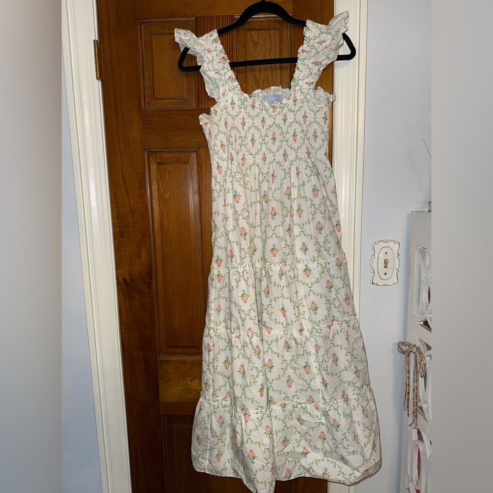 EUC size medium HHH pastel trellis Ellie. Stored folded over hangers, never hung